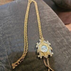 Elegant Gold Pendant Necklace